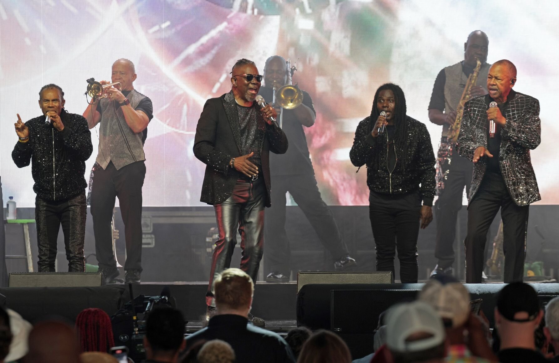 Earth Wind & Fire brave heat, perform at ӣƵ Music Park